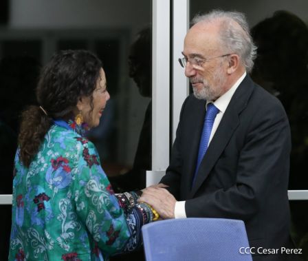 Presidente Daniel Ortega y vicepresidenta Rosario Murillo en ameno encuentro con director de RAE
