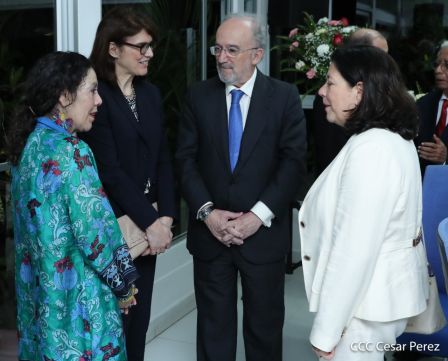 Presidente Daniel Ortega y vicepresidenta Rosario Murillo en ameno encuentro con director de RAE