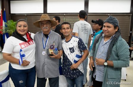 Juventud Sandinista rinde homenaje al maestro Orlando Pineda y al profesor Miguel de Castilla