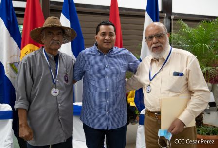 Juventud Sandinista rinde homenaje al maestro Orlando Pineda y al profesor Miguel de Castilla