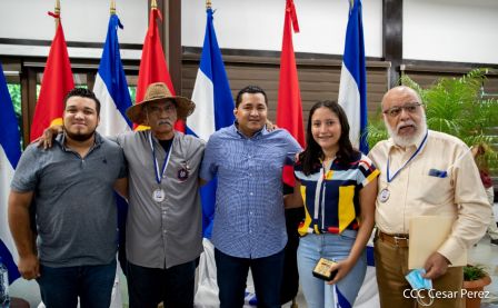 Juventud Sandinista rinde homenaje al maestro Orlando Pineda y al profesor Miguel de Castilla