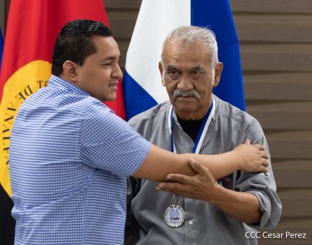 Juventud Sandinista rinde homenaje al maestro Orlando Pineda y al profesor Miguel de Castilla