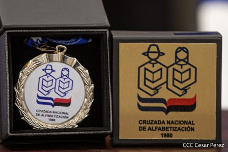 Juventud Sandinista rinde homenaje al maestro Orlando Pineda y al profesor Miguel de Castilla