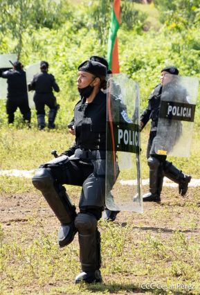 Mujeres de la DOEP saludan 41 años de fundación de la Policía Nacional