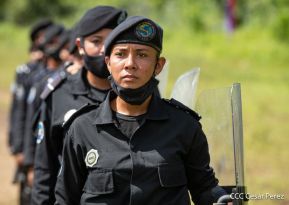 Mujeres de la DOEP saludan 41 años de fundación de la Policía Nacional