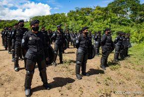 Mujeres de la DOEP saludan 41 años de fundación de la Policía Nacional