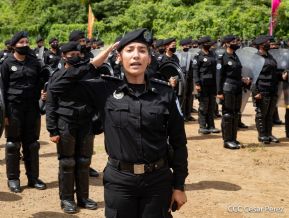 Mujeres de la DOEP saludan 41 años de fundación de la Policía Nacional