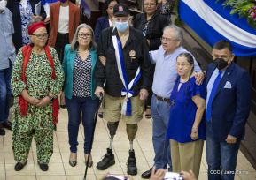 Reconocimiento al héroe de la solidaridad Brian Wilson