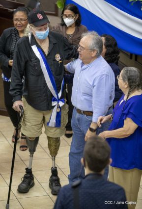 Reconocimiento al héroe de la solidaridad Brian Wilson