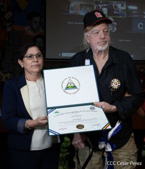 Reconocimiento al héroe de la solidaridad Brian Wilson