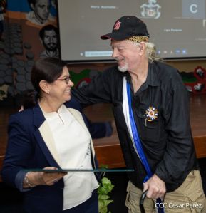 Reconocimiento al héroe de la solidaridad Brian Wilson