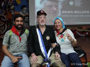 Reconocimiento al héroe de la solidaridad Brian Wilson