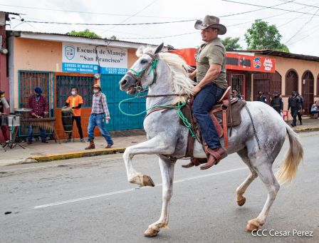 Derroche de cultura y tradición en desfile hípico de Masaya