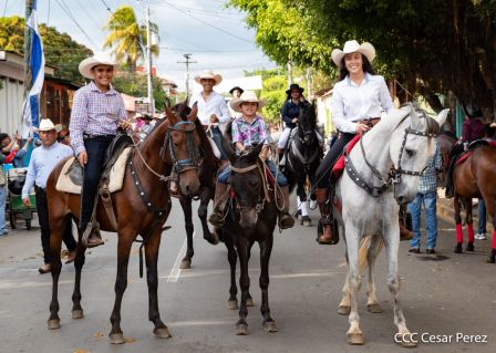 Derroche de cultura y tradición en desfile hípico de Masaya