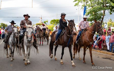 Derroche de cultura y tradición en desfile hípico de Masaya