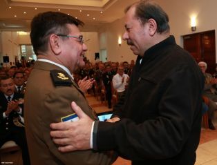 Daniel impone ascenso en grados al Inspector General y al Jefe del Estado Mayor del Ejército de Nicaragua