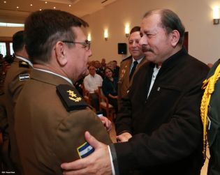 Daniel impone ascenso en grados al Inspector General y al Jefe del Estado Mayor del Ejército de Nicaragua