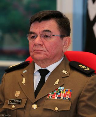 Daniel impone ascenso en grados al Inspector General y al Jefe del Estado Mayor del Ejército de Nicaragua