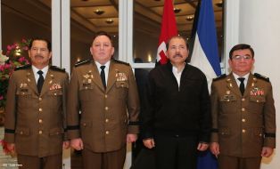 Daniel impone ascenso en grados al Inspector General y al Jefe del Estado Mayor del Ejército de Nicaragua