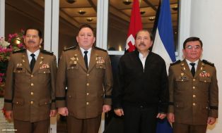 Daniel impone ascenso en grados al Inspector General y al Jefe del Estado Mayor del Ejército de Nicaragua
