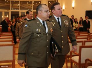 Daniel impone ascenso en grados al Inspector General y al Jefe del Estado Mayor del Ejército de Nicaragua