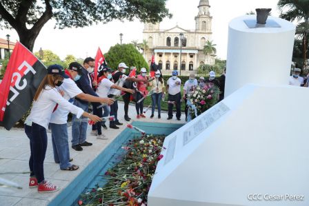 Una flor para el Comandante Carlos en su 44 Aniversario de Luz, Vida y Verdad