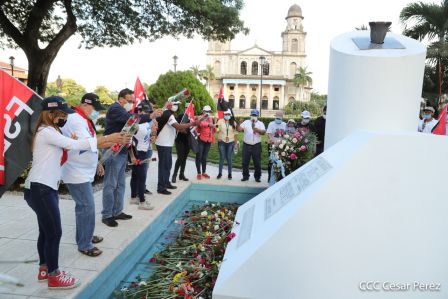 Una flor para el Comandante Carlos en su 44 Aniversario de Luz, Vida y Verdad