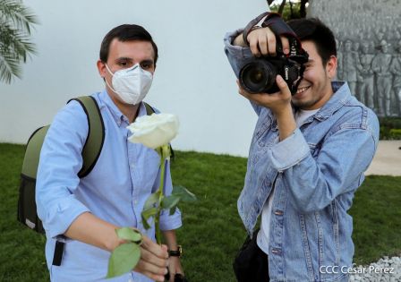 Una flor para el Comandante Carlos en su 44 Aniversario de Luz, Vida y Verdad