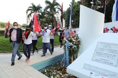 Una flor para el Comandante Carlos en su 44 Aniversario de Luz, Vida y Verdad