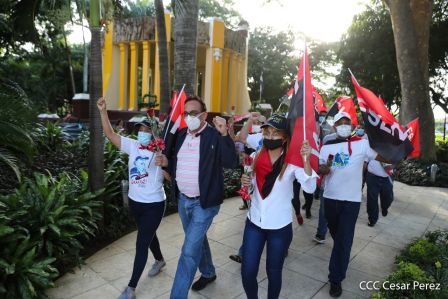 Una flor para el Comandante Carlos en su 44 Aniversario de Luz, Vida y Verdad