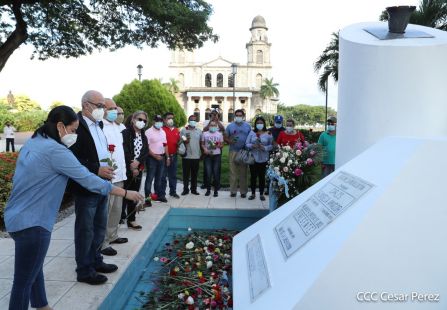 Una flor para el Comandante Carlos en su 44 Aniversario de Luz, Vida y Verdad