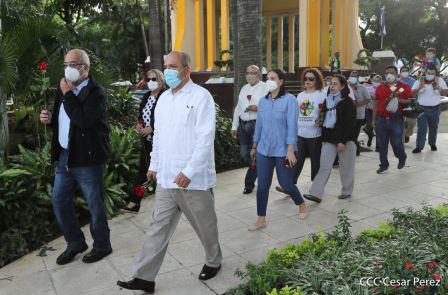Una flor para el Comandante Carlos en su 44 Aniversario de Luz, Vida y Verdad
