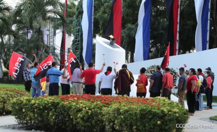 Una flor para el Comandante Carlos en su 44 Aniversario de Luz, Vida y Verdad