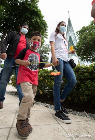 Una flor para el Comandante Carlos en su 44 Aniversario de Luz, Vida y Verdad
