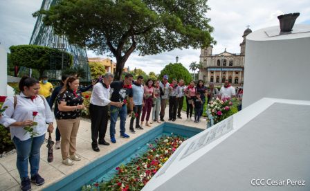 Una flor para el Comandante Carlos en su 44 Aniversario de Luz, Vida y Verdad