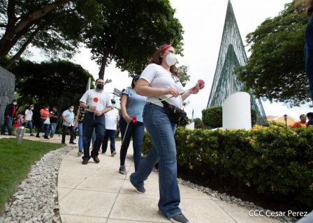 Una flor para el Comandante Carlos en su 44 Aniversario de Luz, Vida y Verdad