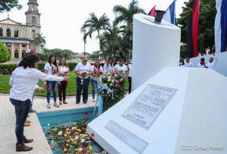 Una flor para el Comandante Carlos en su 44 Aniversario de Luz, Vida y Verdad