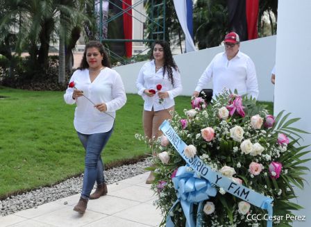 Una flor para el Comandante Carlos en su 44 Aniversario de Luz, Vida y Verdad