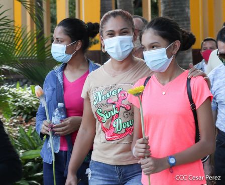 Una flor para el Comandante Carlos en su 44 Aniversario de Luz, Vida y Verdad