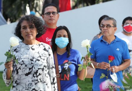 Una flor para el Comandante Carlos en su 44 Aniversario de Luz, Vida y Verdad
