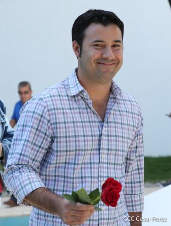 Una flor para el Comandante Carlos en su 44 Aniversario de Luz, Vida y Verdad