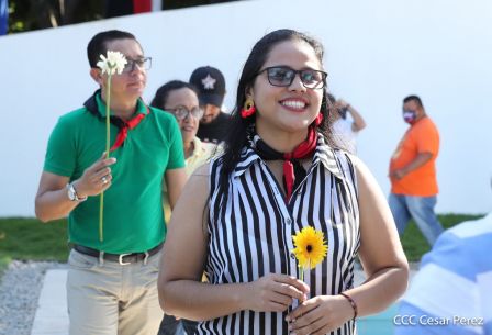 Una flor para el Comandante Carlos en su 44 Aniversario de Luz, Vida y Verdad