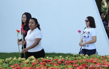 Una flor para el Comandante Carlos en su 44 Aniversario de Luz, Vida y Verdad