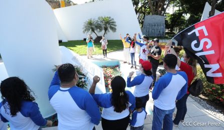 Una flor para el Comandante Carlos en su 44 Aniversario de Luz, Vida y Verdad
