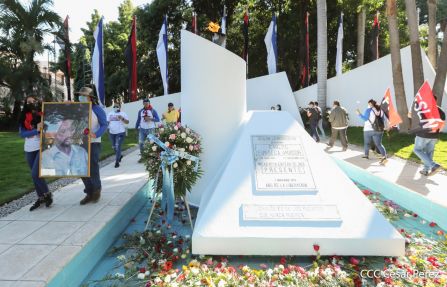 Una flor para el Comandante Carlos en su 44 Aniversario de Luz, Vida y Verdad