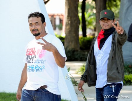 Una flor para el Comandante Carlos en su 44 Aniversario de Luz, Vida y Verdad