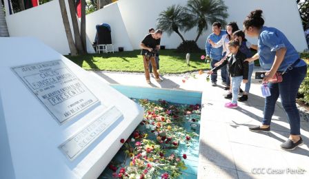 Una flor para el Comandante Carlos en su 44 Aniversario de Luz, Vida y Verdad