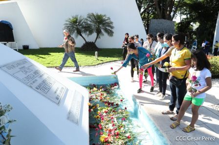 Una flor para el Comandante Carlos en su 44 Aniversario de Luz, Vida y Verdad