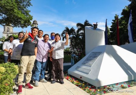 Una flor para el Comandante Carlos en su 44 Aniversario de Luz, Vida y Verdad