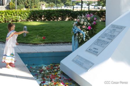 Una flor para el Comandante Carlos en su 44 Aniversario de Luz, Vida y Verdad